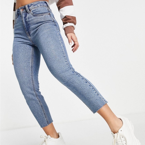 Vero Moda Petite Brenda straight leg jeans in mid blue - Picture 2 of 3